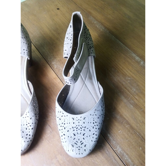 Women's Easy Spirit Beige Laser Cut Wedge Sandals Size 11 - Picture 3 of 9